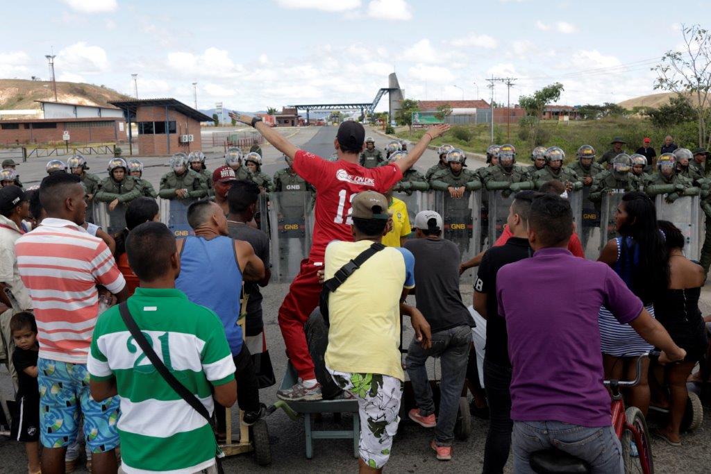 Venezuelanos impedidos pela guarda bolivariana de atravessar a fronteira com o Brasil, onde desejavam comprar alimentos para suas famílias