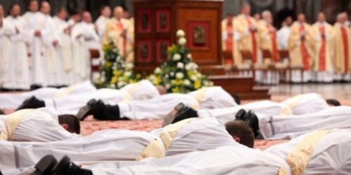 Casos de escândalos sexuais por parte de clérigos: solução é acabar com o celibato, ou reforçar nos seminários a prática da moral católica tradicional?