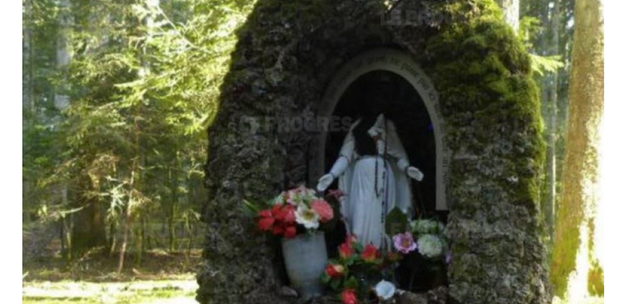 No momento, você está visualizando Imagem da Virgem Maria decapitada na França: “a triste decadência dos descendentes dos cruzados”