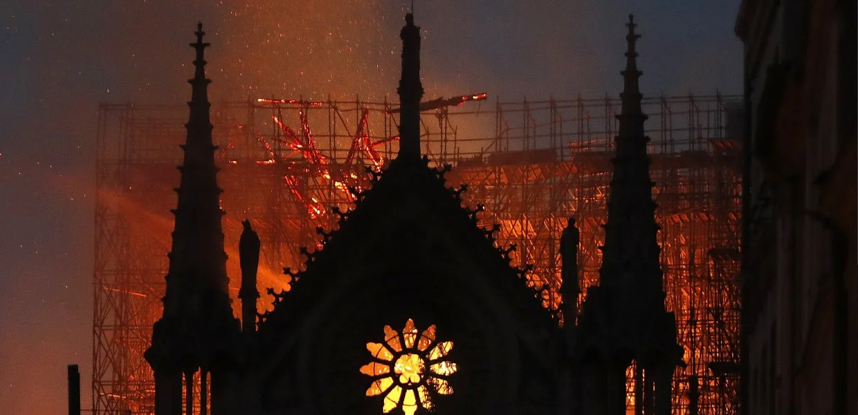 No momento, você está visualizando Comunicado: Notre Dame de Paris em chamas