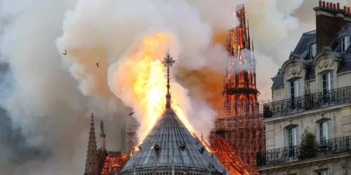 Tragédia: Incêndio em Notre-Dame de Paris faz parte da catedral desmoronar