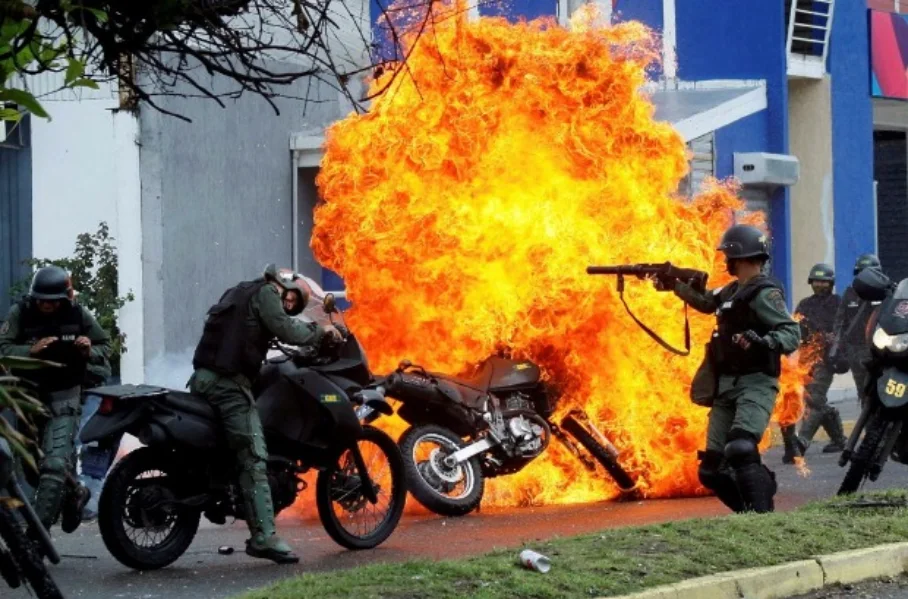 No momento, você está visualizando Maduro bloqueia acesso a WhatsApp e Telegram: cá e lá a esquerda tem medo das Redes Sociais