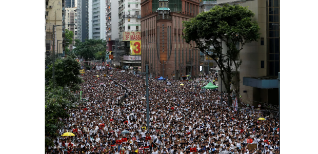 Leia mais sobre o artigo Gigantescas manifestações em Hong Kong contra a ilegal interferência chinesa