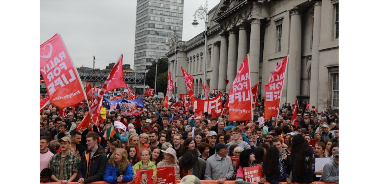 No momento, você está visualizando Na Irlanda conservadores se posicionam contra o aborto e marcham pela vida