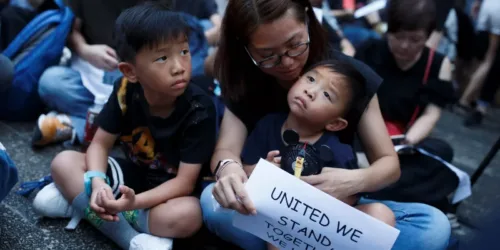 Manifestações contra a China: mães vão às ruas em Hong Kong em defesa dos filhos