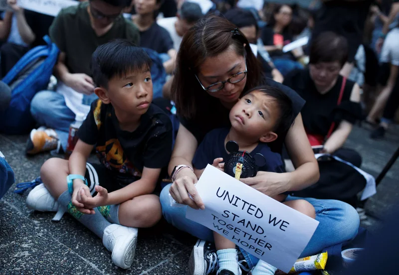 No momento, você está visualizando Manifestações contra a China: mães vão às ruas em Hong Kong em defesa dos filhos