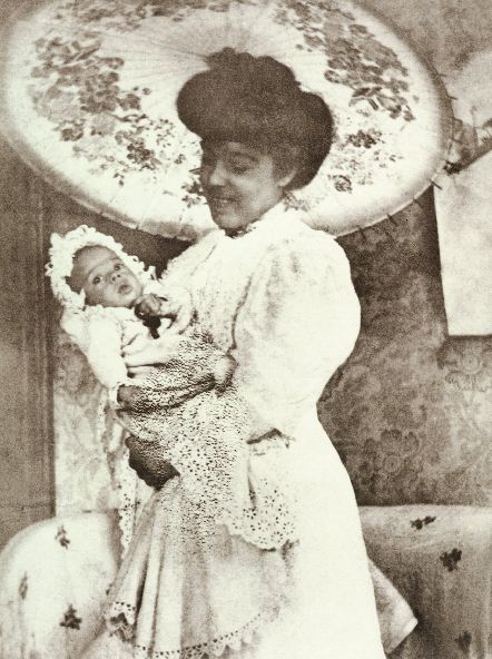 Da. Lucília Corrêa de Oliveira com o seu filho Plinio nos braços