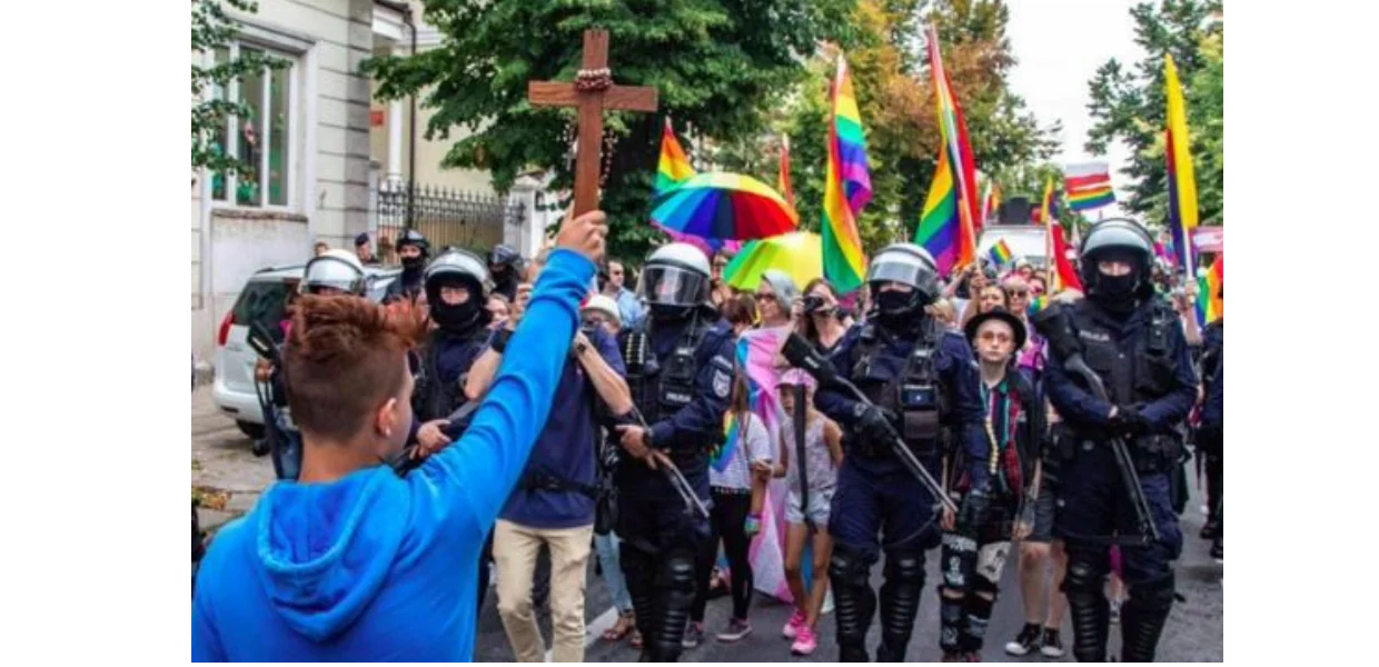 No momento, você está visualizando Jovem católico polonês desafia                         Marcha do “Orgulho” LGBT