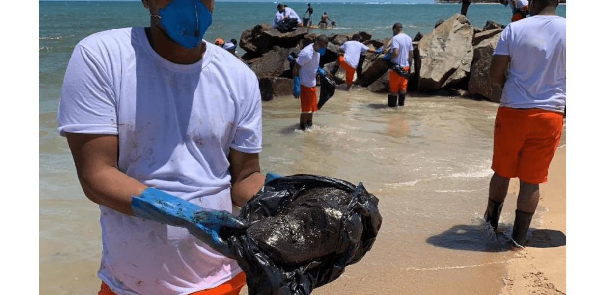 No momento, você está visualizando As manchas de óleo, a “conversão ecológica” (da CNBB) e as lições dos voluntários e presidiários