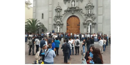 Católicos defendem igreja ante manifestação agressiva feminista.