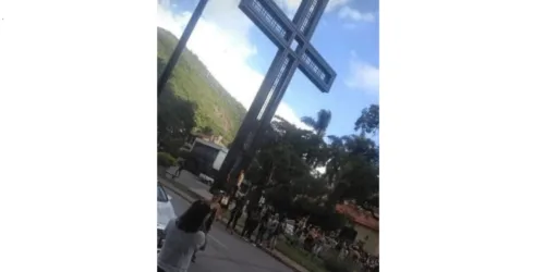 Feministas ateiam fogo em Cruz, na Argentina. Feminismo, aborto e ódio à Fé?