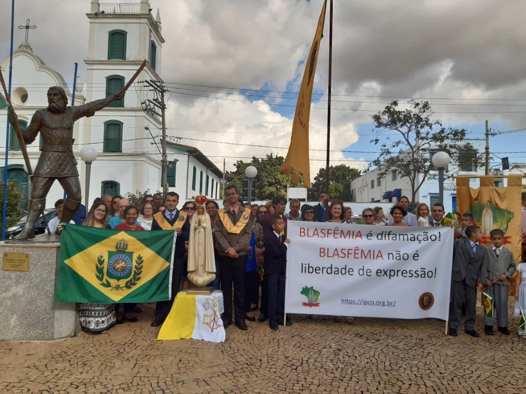 No momento, você está visualizando Fotos do Terço público realizado em Itu – SP em desgravo à Blasfêmia da escola de samba Mangueira