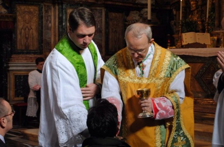 No momento, você está visualizando Dom Athanasius Schneider: O rito da Sagrada Comunhão em tempos de pandemia