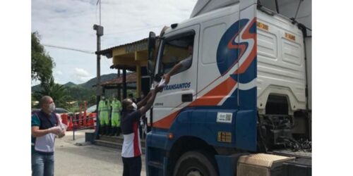 Polícia Rodoviária Federal apoia caminhoneiros: Reaje o Brasil contra a paralisação indiscriminada