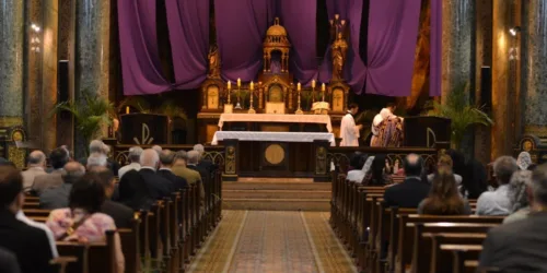 Bispos ou sacerdotes podem proibir a comunhão na boca? Qual é a legislação da Igreja a respeito?