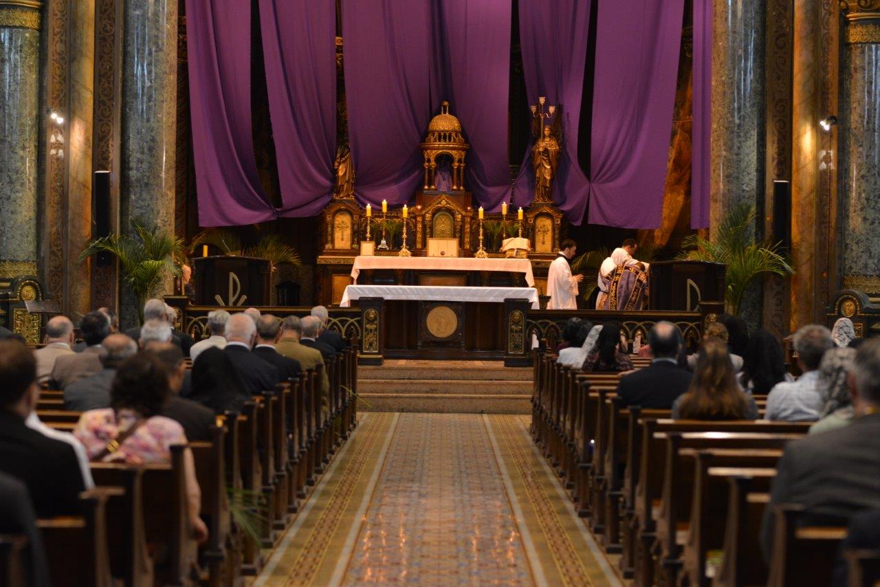 No momento, você está visualizando Bispos ou sacerdotes podem proibir a comunhão na boca? Qual é a legislação da Igreja a respeito?