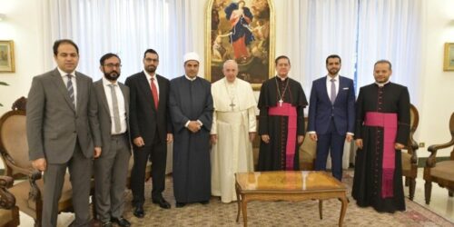 O Papa Francisco se submete a líderes religiosos contrários a Jesus Cristo
