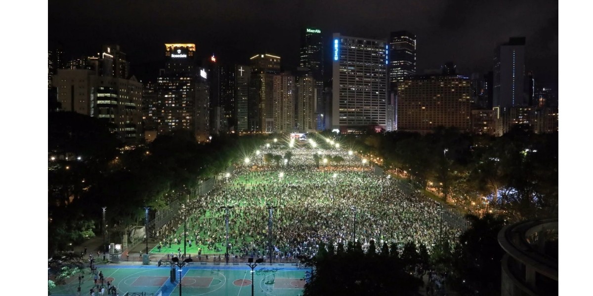 No momento, você está visualizando Vigília Tiananmen (milhares em Hong Kong) desafia a ditadura do PCC