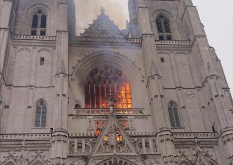 No momento, você está visualizando Nesta “onda” demolidora de estátuas e igrejas, o incêndio na Catedral de Nantes