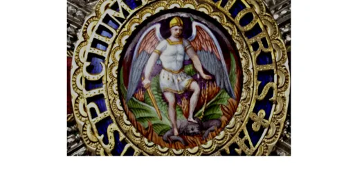 Fanatismo impensável: até medalha, da Ordem de São Miguel, é alvo de protestos