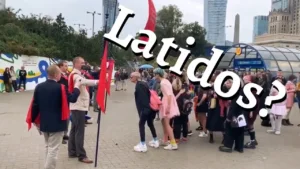Leia mais sobre o artigo LATIDOS FEMINISTAS contra jovens da TFP Polonesa em Campanha pela Família