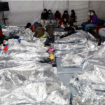 Senadores denunciam crise imigratória provocada por Biden: adolescentes confinados.