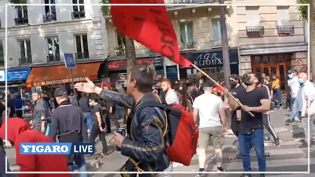No momento, você está visualizando Esquerdistas atacam procissão na França