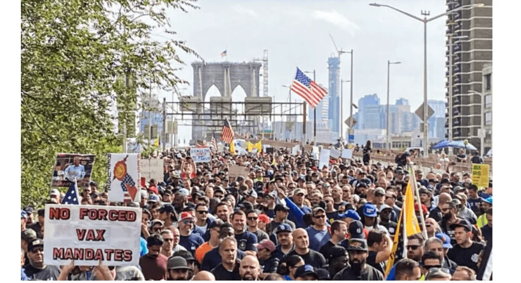 No momento, você está visualizando Policiais e bombeiros (NY) protestam contra o mandato de vacinas