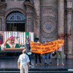 Usando látegos, índias bolivianas expulsam feministas que profanavam a catedral de Santa Cruz