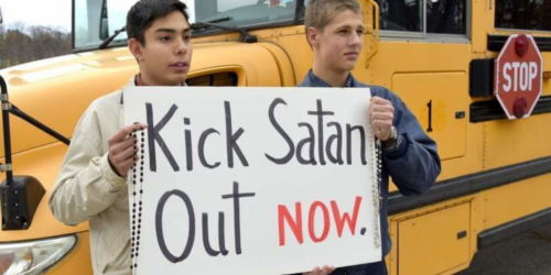 Clube satânico na escola? Protesto da TFP americana
