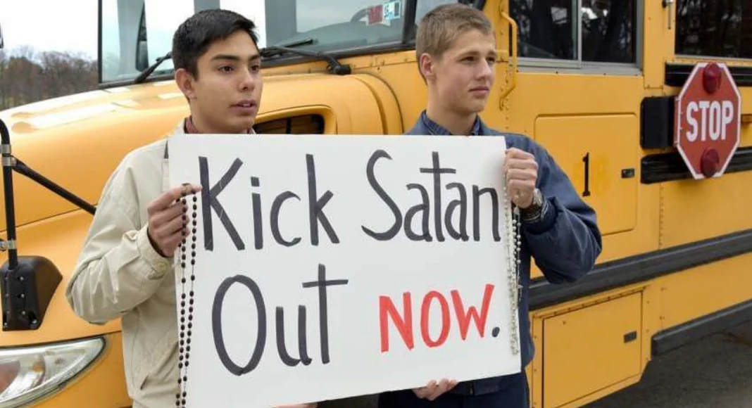 No momento, você está visualizando Clube satânico na escola? Protesto da TFP americana