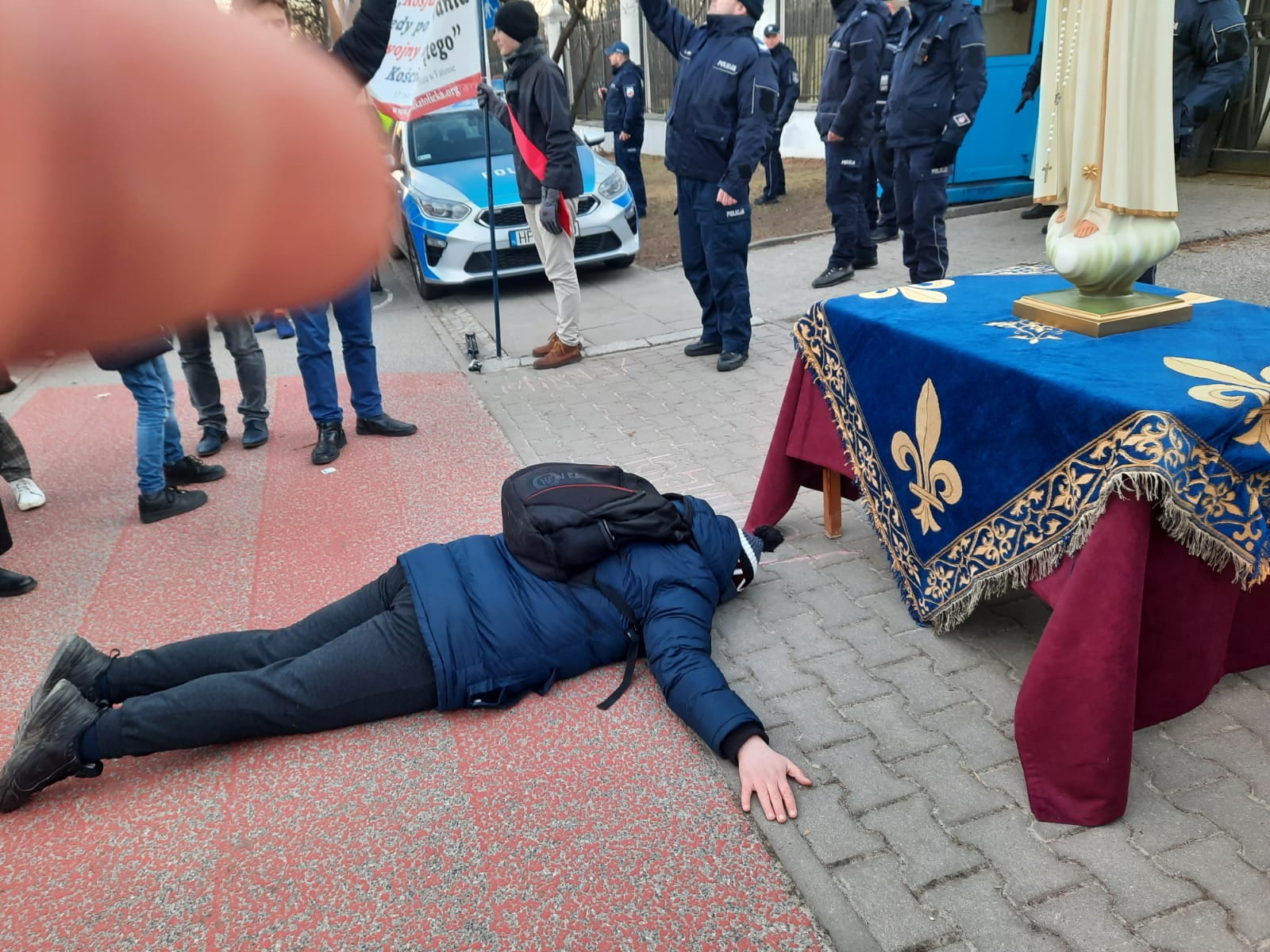 No momento, você está visualizando Rosário público pró Ucrânia: em frente à embaixada russa em Varsóvia