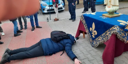 Rosário público pró Ucrânia: em frente à embaixada russa em Varsóvia