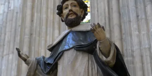 Empunhando o Santo Rosário e a Espada da Palavra