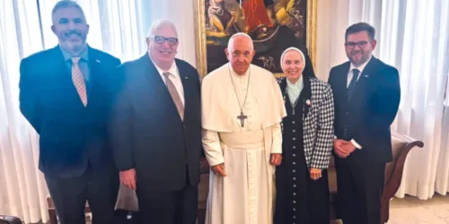 Grupos LGBT celebram Fiducia Supplicans, Vaticano não condena