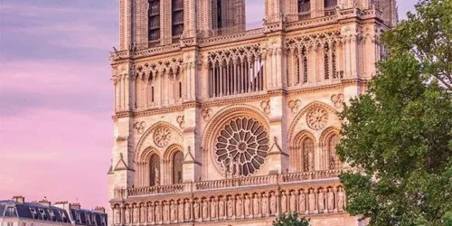 Num mundo em combustão, a restauração da catedral de Notre-Dame no esplendor de sua sacralidade