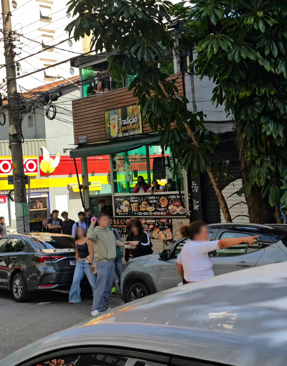 Estudante com cartela de ovos na mão, lançando-os nos cooperadores do IPCO.