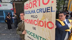 Por que os defensores do aborto são intolerantes? – Campanha do IPCO na PUC-SP