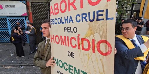 Por que os defensores do aborto são intolerantes? – Campanha do IPCO na PUC-SP