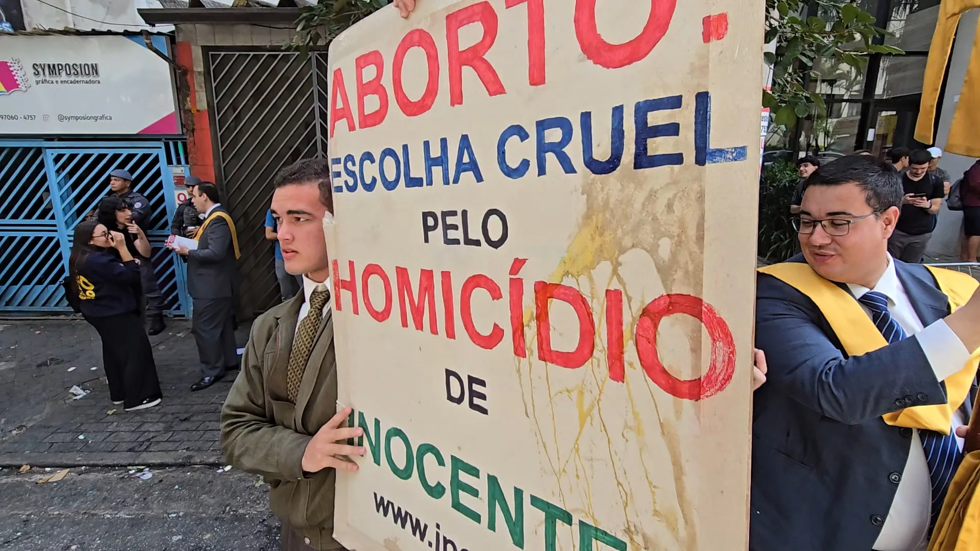 No momento, você está visualizando Por que os defensores do aborto são intolerantes? – Campanha do IPCO na PUC-SP