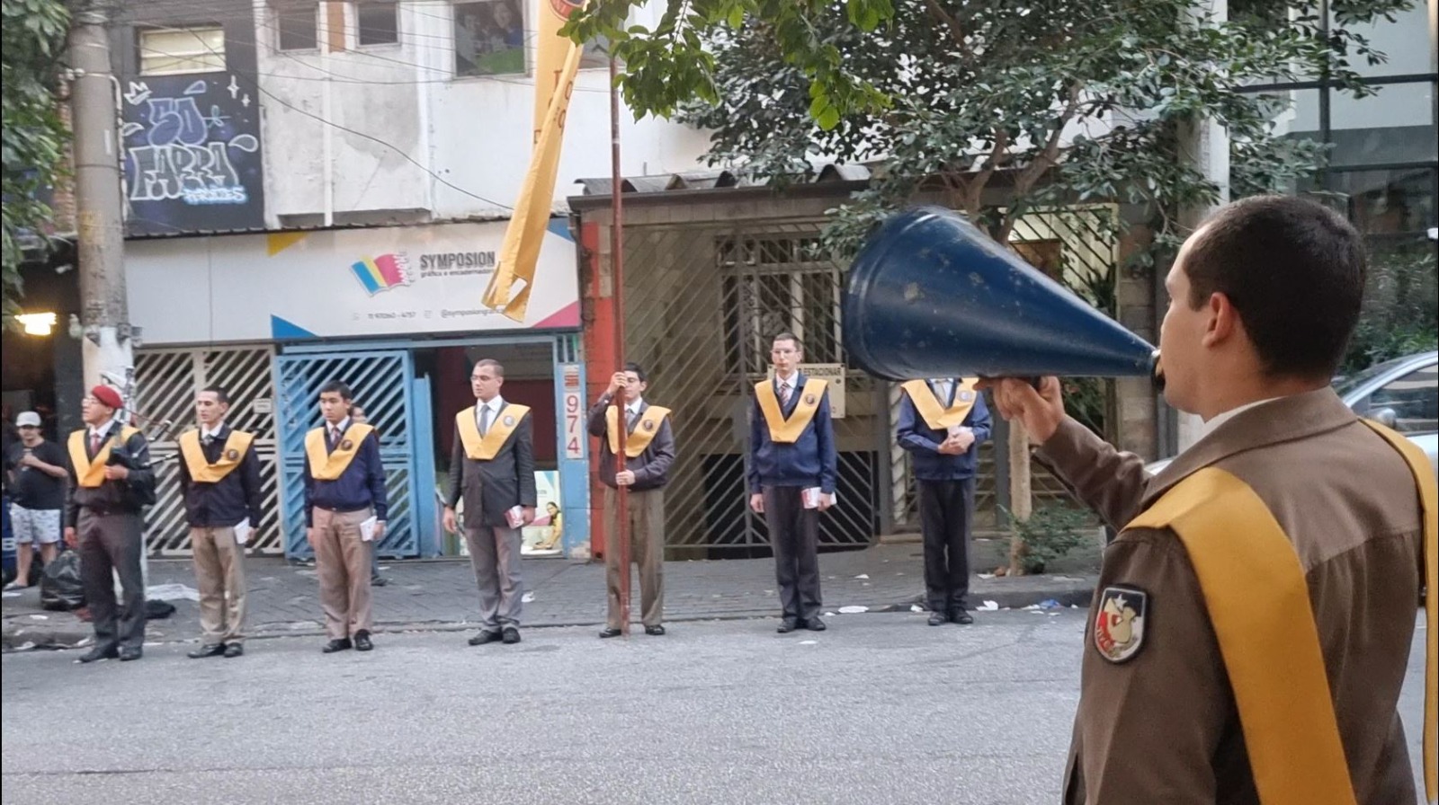 Campanha pró-vida do IPCO em frente à PUC durante distribuição de folhetos contra o aborto
