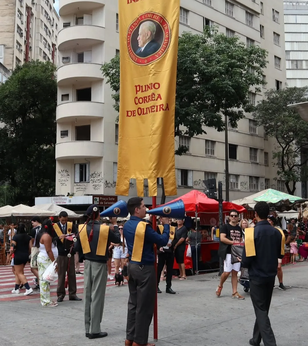 No momento, você está visualizando Jovens do IPCO distribuem folhetos contra o socialismo na Feira da Afonso Pena – BH