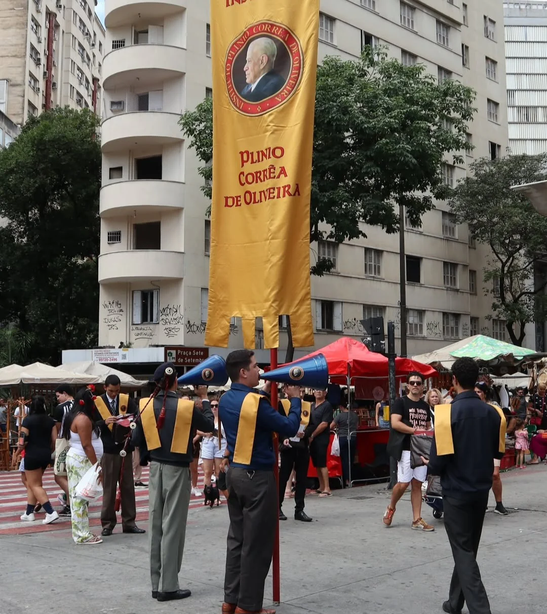 No momento, você está visualizando Jovens do IPCO distribuem folhetos contra o socialismo na Feira da Afonso Pena – BH