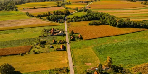 Castelos, abadias e aldeias medievais: melhor integrados na natureza que utopias “verdes”