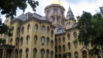 Vitória em Notre Dame:professora pró-aborto se retira