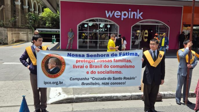 Na Avenida Paulista, IPCO reza o Terço pelo Brasil e contra o comunismo