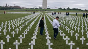 A guerra contra o comunismo ainda prossegue enquanto 3.000 cruzes brancas são fincadas no National Mall, em Washington, D.C.